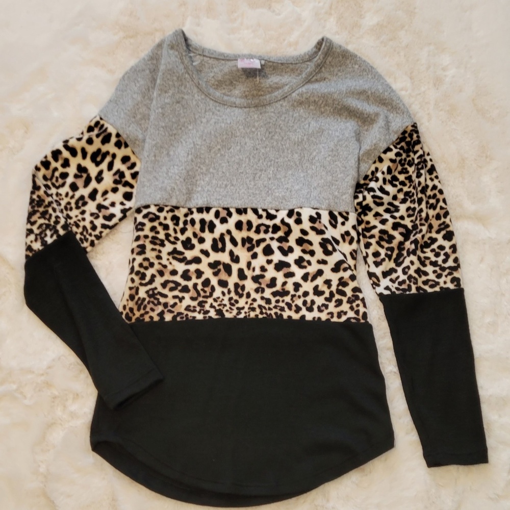 No Boundaries. Animal Print. Long sleeve. size: XS(1)